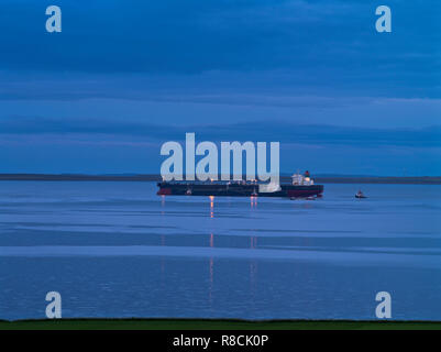dh Oil tanker transfer SCAPA FLOW ORKNEY Evening Ship tugs and tankers transferring fuel ships scotland Stock Photo