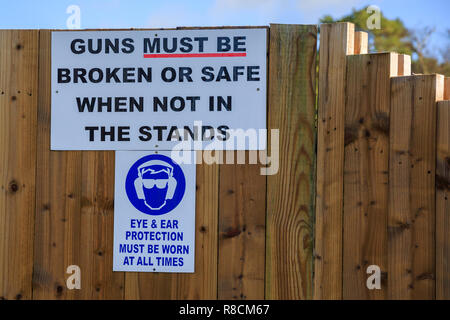 Guns must be made safe sign at the side of a shooting stand Stock Photo