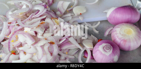 shallots sliced on chopping board / fresh shallots for cooking Stock Photo