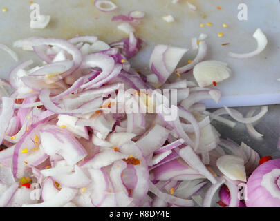 shallots sliced on chopping board / fresh shallots for cooking Stock Photo