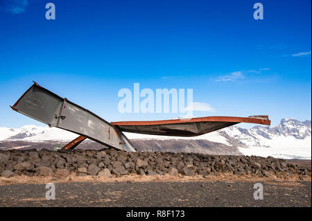 Gigjukvisl bridge remains at Skeidararsandur, Iceland. Twisted metal girders reach to a blue sky. The result of a volcanic eruption in 1996 Stock Photo