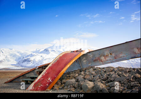 Gigjukvisl bridge remains at Skeidararsandur, Iceland. Twisted metal girders reach to a blue sky. The result of a volcanic eruption in 1996 Stock Photo