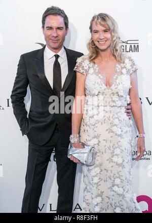 WEST HOLLYWOOD, LOS ANGELES, CA, USA - MARCH 04: Eric McCormack, Janet Holden at the 26th Annual Elton John AIDS Foundation's Academy Awards Viewing Party held at The City of West Hollywood Park on March 4, 2018 in West Hollywood, Los Angeles, California, United States. (Photo by Kenneth Chan/Image Press Agency) Stock Photo