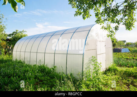 Invernadero Policarbonato Jardín Forma Semicircular: fotografía de stock ©  sde201982@yandex.ru #231972198