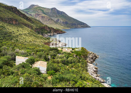Landscape with typical Sicilian house on the coastal cliffs at Zingaro Nature Reserve, San Vito Lo Capo, Sicily, Italy Stock Photo