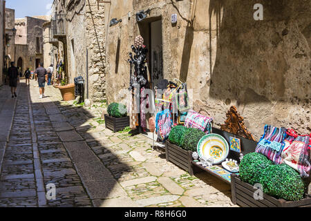 Tourist shop selling pottery, ceramics, textiles and other typical Sicilian handicraft, Erice, Sicily, Italy Stock Photo