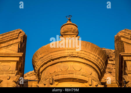 Besucher klettert auf die Urne auf der Spitze des Felsentempel Kloster Ad Deir, Petra, Jordanien, Asien  |  tourist climbing the urn on top of the The Stock Photo