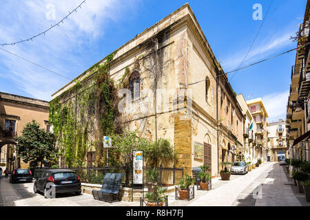 An old typical building in Sciacca historic centre. Sciacca, Sicily, Agrigento province, Italy, May 2018 Stock Photo