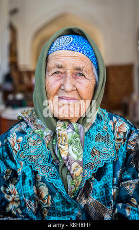 Umarova Saida, sunflower seeds vendor, in Taki-Telpak Furushon bazaar, Bukhara, Uzbekistan Stock Photo