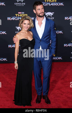 HOLLYWOOD, LOS ANGELES, CA, USA - OCTOBER 10: Actress Elsa Pataky (wearing Victoria Beckham) and husband Chris Hemsworth (wearing Hugo Boss) arrive at the Los Angeles Premiere Of Disney And Marvel's 'Thor: Ragnarok’ held at the El Capitan Theatre on October 10, 2017 in Hollywood, Los Angeles, California, United States. (Photo by Xavier Collin/Image Press Agency) Stock Photo