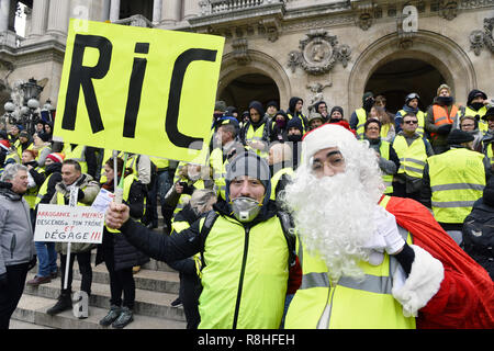 Paris, France. 15th December 2018. Demonstration of the Yellow Vests in front of Opéra de Paris on saturday 15th of december. Credit: Frédéric VIELCANET/Alamy Live Newsprotest rally Stock Photo