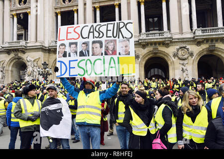 Paris, France. 15th December 2018. Demonstration of the Yellow Vests in front of Opéra de Paris on saturday 15th of december. Credit: Frédéric VIELCANET/Alamy Live Newsprotest rally Stock Photo