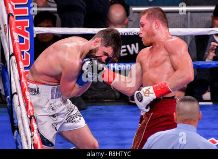 New York, New York, USA. 15th Dec, 2018. CANELO ALVAREZ (red trunks) and ROCKY FIELDING battle in a WBA (Regular) Super Middleweight title bout at Madison Square Garden in New York, New York. Credit: Joel Plummer/ZUMA Wire/Alamy Live News Stock Photo