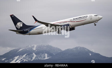 Richmond, British Columbia, Canada. 25th Oct, 2017. An Aeromexico Boeing 737-800 (XA-AMS) jet airliner takes off from Vancouver International Airport. Credit: Bayne Stanley/ZUMA Wire/Alamy Live News Stock Photo