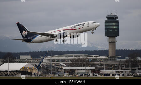 Richmond, British Columbia, Canada. 25th Oct, 2017. An Aeromexico Boeing 737-800 (XA-AMS) jet airliner takes off from Vancouver International Airport. Credit: Bayne Stanley/ZUMA Wire/Alamy Live News Stock Photo