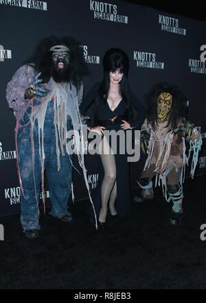 BUENA PARK, ORANGE COUNTY, CA, USA - SEPTEMBER 29: Elvira, Cassandra Peterson at Knott's Scary Farm and Instagram's Celebrity Night 2017 held at Knott's Berry Farm on September 29, 2017 in Buena Park, Orange County, California, United States. (Photo by David Acosta/Image Press Agency) Stock Photo