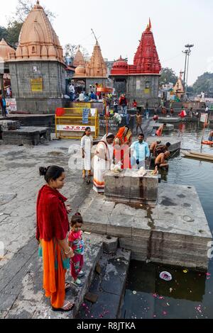 India, Madhya Pradesh, Ujjain, pilgrims on Ram ghats on Shipra river Stock Photo