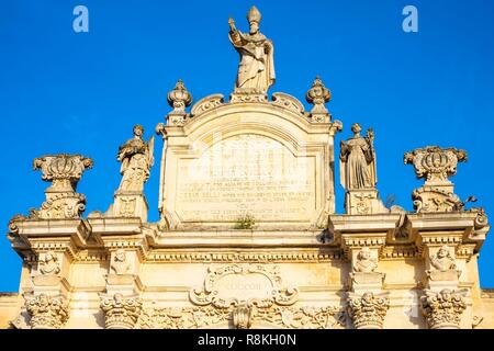 Italy, Apulia, Salento region, Lecce, Porta Rudiae, one of the gateways to the historic centre, rebuilt in 1700 and dominated by the statue of Saint Oronzo Stock Photo