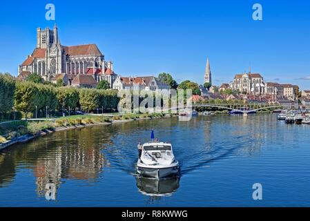 France, Yonne, Auxerre, the Yonne river, Saint Etienne cathedral and on the right the abbey church of Saint Germain Stock Photo