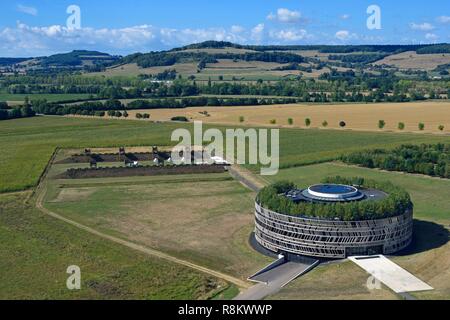 France, Côte d'Or, Alise Sainte Reine, aerial view), site of the battle of Alésia, the MuséoParc with the interpretation center by architect Bernard Tschumi and replica of roman fortifications (aerial view) Stock Photo