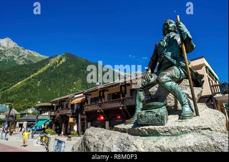 France, Haute-Savoie, Chamonix-Mont-Blanc, place Balmat, statue of doctor Michel Gabriel Paccard, conquereer of Mt Blanc in 1786, with Jacques Balmat Stock Photo