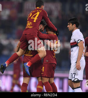 Rome, Italy. 16th Dec, 2018. AS Roma Team seen lining-ups during the Serie  A football match between AS Roma and Genoa CFC at Olimpico Stadium. (Final  score Roma 3 - 2 Genoa)