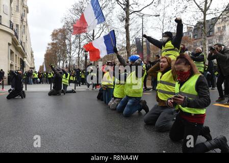 December 08, 2018 - Paris, France: Yellow Vests protesters on the Champs-Elysees avenue. Manifestation des Gilets Jaunes du 8 decembre a Paris, l'acte IV de leur mobilisation. *** FRANCE OUT / NO SALES TO FRENCH MEDIA *** Stock Photo