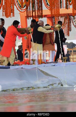 Allahabad, India. 16th Dec, 2018. Prime Minister Narendra Modi along with Governor Ram Naik, Uttar Pradesh Chief Minister Aditya Nath Yogi and BJP President Mahendra Nath Pandey offer prayer during their visit to Kumbh region Credit: Prabhat Kumar Verma/Pacific Press/Alamy Live News Stock Photo