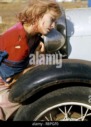 Studio Publicity Still from 'Bonnie and Clyde' (1967) Warner Bros.  Faye Dunaway  File Reference # 33635 522THA Stock Photo