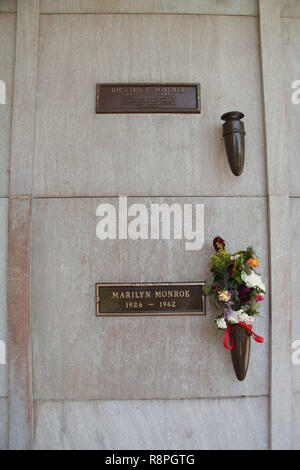 Baseball player Joe DiMaggio at Marilyn Monroe funeral Stock Photo - Alamy