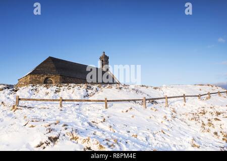 France, Finistere, Armoric Natural Regional parc, Aree mounts, Brasparts, Saint Michel Mont, Saint Michel chapel under snow Stock Photo