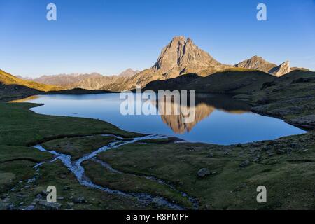France, Pyrenees Atlantiques, Bearn, hiking in the Pyrenees, GR10 footpath, around the Ayous lakes, Gentau Lake, Pic du Midi d'Ossau Stock Photo