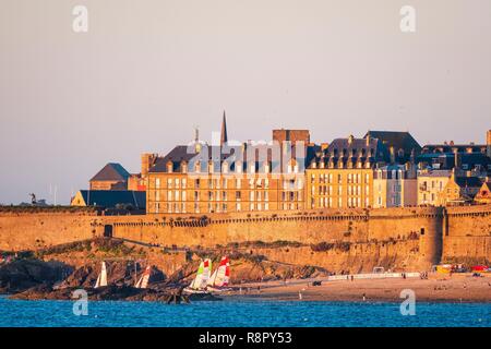 France, Ille-et-Vilaine, Dinard, panorama from Pointe du Moulinet, view over Saint-Malo Stock Photo
