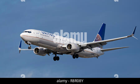 United Airlines plane Boeing 737-900ER airborne short final approach landing jet airliner airplane Stock Photo