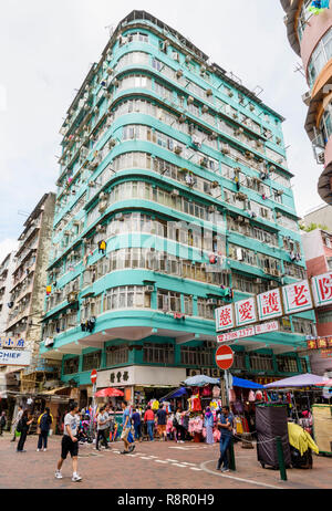 Street scene at the junction of Fuk Wa St and Pei Ho St, Sham Shui Po, Kowloon, Hong Kong Stock Photo