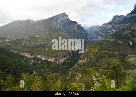 Spain, Aragon, Huesca province, Ordesa and Monte Perdido national park (Ordesa y Monte Perdido Parque Nacional), listed as World Heritage by UNESCO, Vio valley, the Anisclo canyon and Mondoto peak Stock Photo