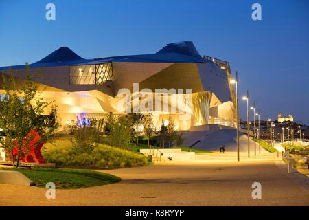 France, Rhône, Lyon, 2nd district, La Confluence district, Confluence Museum, architects Coop Himmelb (l) at Wolf D. Prix & Partner, Notre Dame de Fourvière basilica in the background Stock Photo