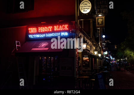 Drinking outside the Penny Black, a well known English style pub on Boat Quay, Singapore Stock Photo