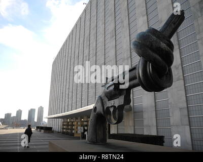 17 December 2018, US, New York: The headquarters of the United Nations in New York with the sculpture 'Non Violence', also known as 'The Knotted Gun', by the Swedish artist Carl Fredrik Reuterswärd. (to dpa 'UN General Assembly votes on global refugee pact' on 17.12.2018) Photo: Johannes Schmitt-Tegge/dpa Stock Photo