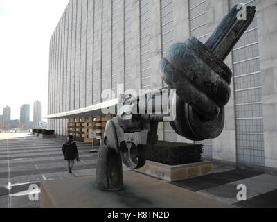 17 December 2018, US, New York: The headquarters of the United Nations in New York with the sculpture 'Non Violence', also known as 'The Knotted Gun', by the Swedish artist Carl Fredrik Reuterswärd. (to dpa 'UN General Assembly votes on global refugee pact' on 17.12.2018) Photo: Johannes Schmitt-Tegge/dpa Stock Photo