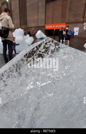 Tate Modern, London, UK. 18th Dec, 2018. 'Ice Watch', an ice block installation by Olafur Eliasson and Minik Rosing outside the Tate Modern in London. Twenty four blocks of ice from the Nuup Kangerlua fjord in Greenland after becoming detached from the ice sheet. As a result of global warming more icebergs are being produced, and contributing to rising sea levels. Credit: Matthew Chattle/Alamy Live News Stock Photo