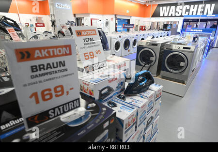 10 December 2018, North Rhine-Westphalia, Köln: Signs in a market of the retail chain 'Saturn' refer to offers. Photo: Henning Kaiser/dpa Stock Photo