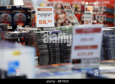 10 December 2018, North Rhine-Westphalia, Köln: Signs in a market of the retail chain 'Saturn' refer to offers. Photo: Henning Kaiser/dpa Stock Photo