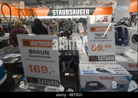 10 December 2018, North Rhine-Westphalia, Köln: Signs in a market of the retail chain 'Saturn' refer to offers. Photo: Henning Kaiser/dpa Stock Photo