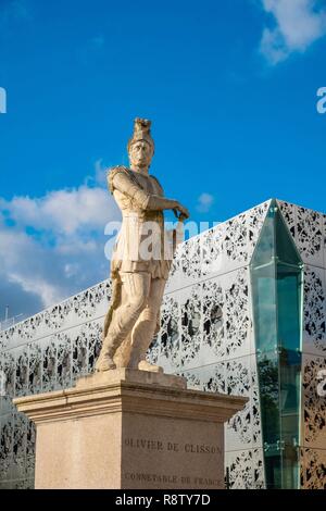 France, Loire Atlantique, Nantes, statue of Olivier de Clisson, connetable of France 1336 1407, and Rue de Sully, General Council by the architectural firm Forma 6, panels designed by Beatrice Dacher (Haute label Environmental Quality or HQE) Stock Photo