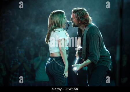 Original film title: A STAR IS BORN. English title: A STAR IS BORN. Year: 2018. Director: BRADLEY COOPER. Stars: BRADLEY COOPER; LADY GAGA. Credit: Gerber Pictures/Joint Effort/Live Nation/Malpaso Productions / Album Stock Photo