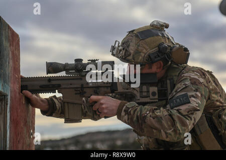 A U.S. Army Green Beret, assigned to 10th Special Forces Group (Airborne), begins the first iteration of a stress shoot during advanced skills training on Fort Carson, Colorado, Dec. 10, 2018.  The purpose of the training was to give the Soldiers opportunities to hone their skills on long-range precision fires from a variety of locations and positions. (U.S. Army photo by Sgt. Connor Mendez) Stock Photo