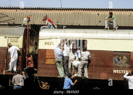 People crowd local train, suburban railway, Bombay, Mumbai, Maharashtra, India Stock Photo