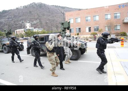 Soldiers from 188th Military Police Company 'Original Warfighters' with Republic of Korea Navy Special Duty Team conduct VIP escort training, March 16, 2017, at Busan Naval Base. The training enforced and enhanced joint service interoperability. Stock Photo