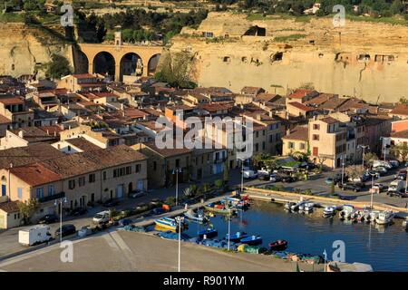 France, Bouches du Rhone, Saint Chamas, the port, aqueduct, the Bridge of the Clock connecting the hills of Moulières and Baou (aerial view) Stock Photo